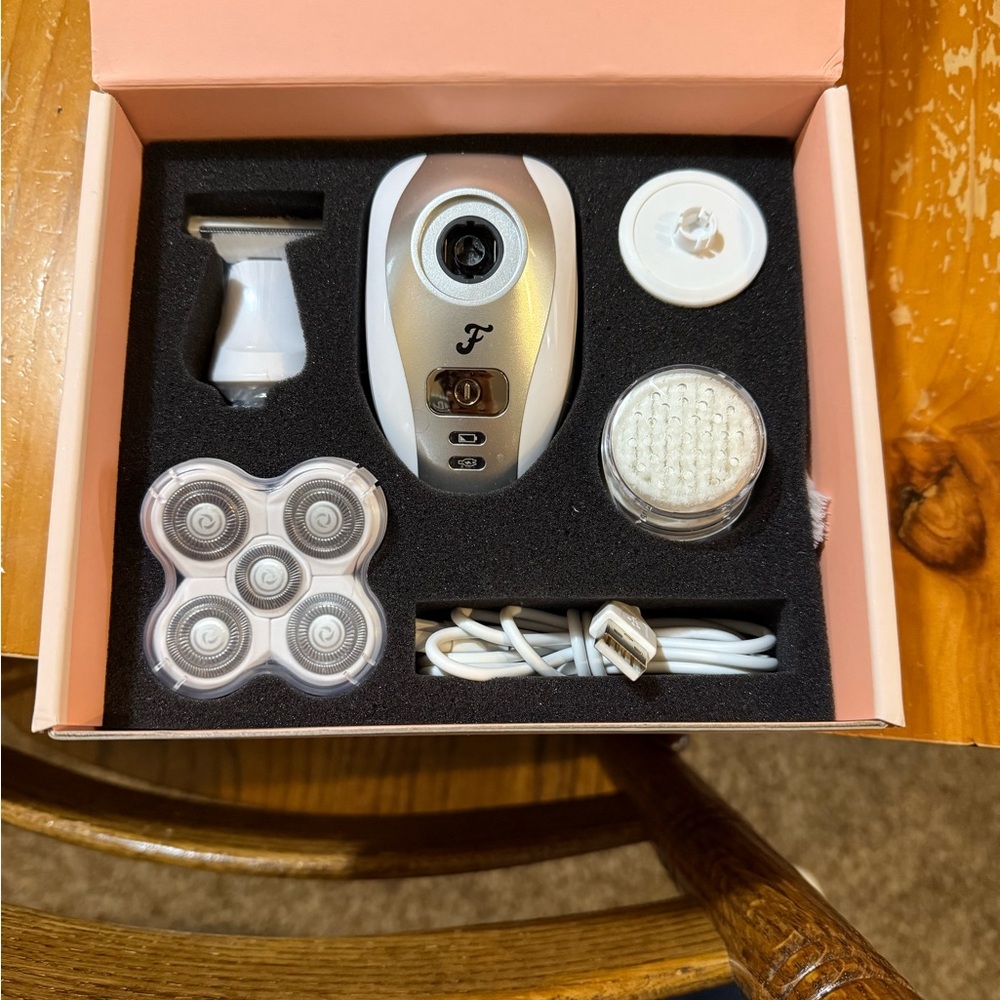 Freebird Flex Series Shaving Kit - White and Silver